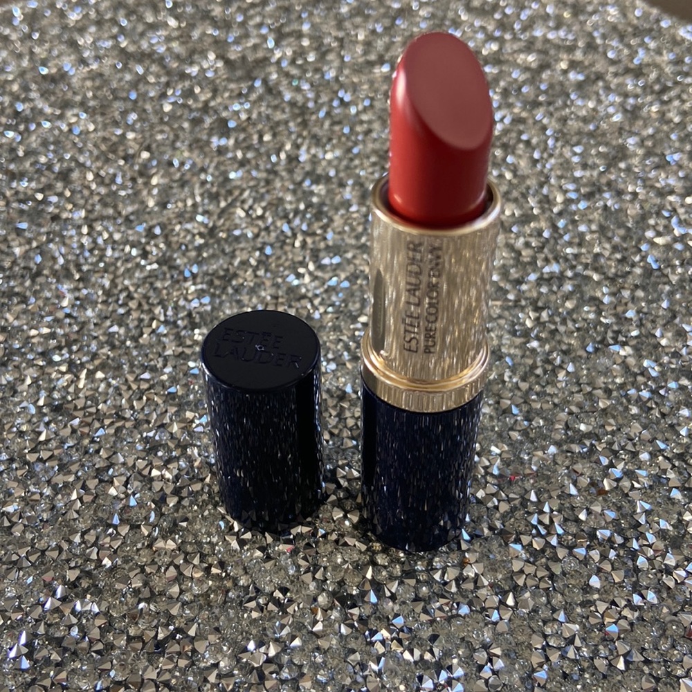 Estée Lauder Pure Color Envy Lipstick Matte Finish #333 “Persuasive”
New
No box